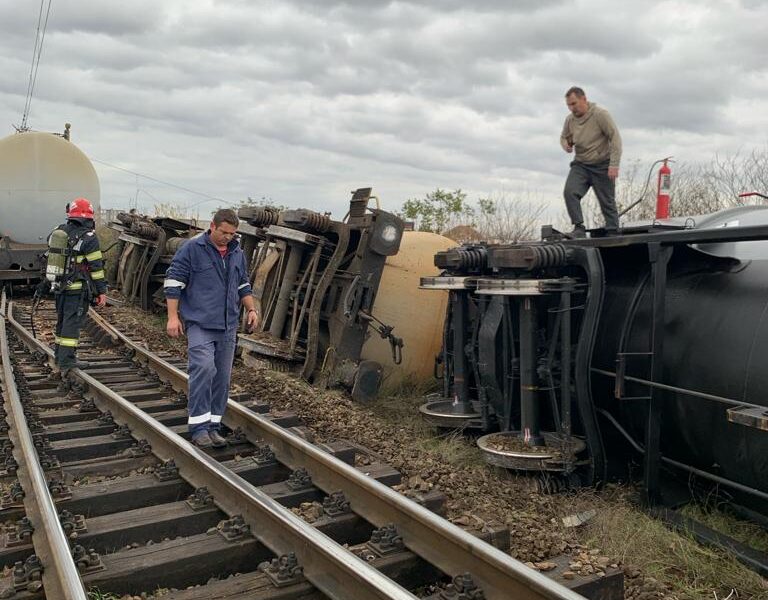 incident feroviar la arad. un marfar cu 26 de vagoane de combustibil a deraiat (foto)