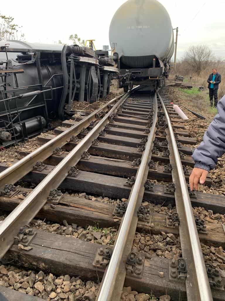 Incident feroviar la Arad. Un marfar cu 26 de vagoane de combustibil a deraiat (foto)