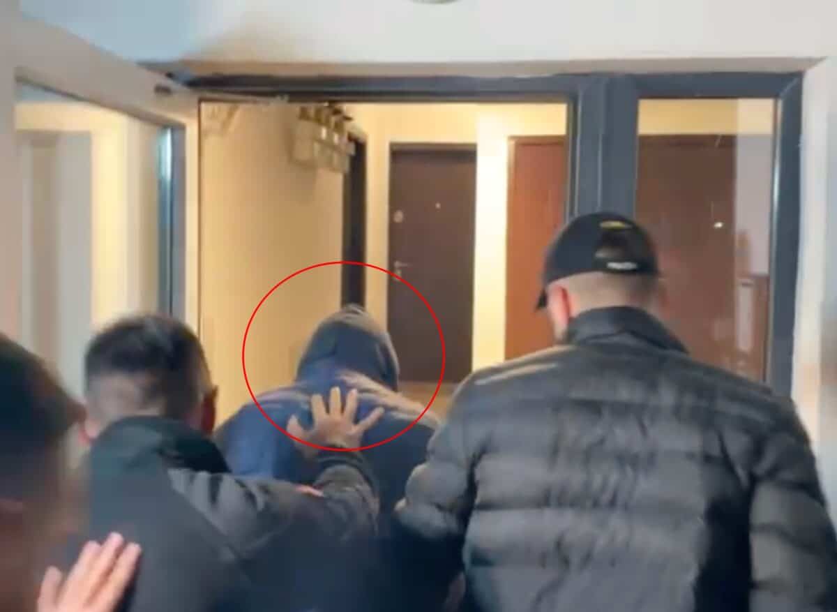 Bărbatul cercetat în cazul crimei lui Adrian Kreiner, dus din Sibiu în Timiș. Polițiștii percheziționează casa unde i-ar fi cazat pe ucigași (video) 