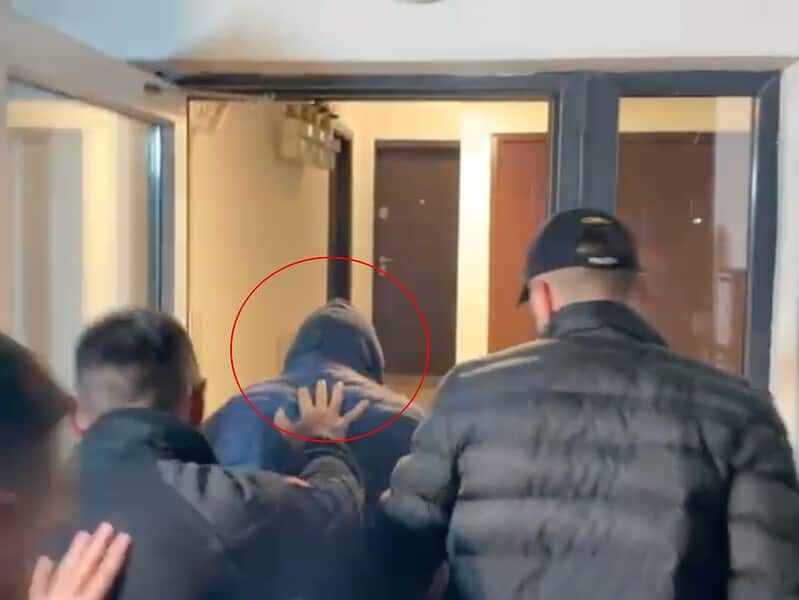 Bărbatul cercetat în cazul crimei lui Adrian Kreiner, dus din Sibiu în Timiș. Polițiștii percheziționează casa unde i-ar fi cazat pe ucigași (video) 