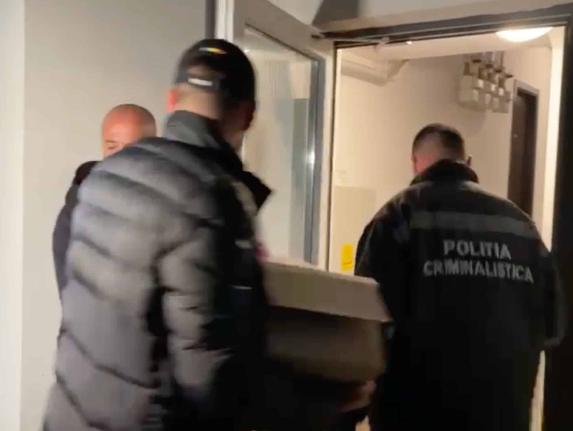 Bărbatul cercetat în cazul crimei lui Adrian Kreiner, dus din Sibiu în Timiș. Polițiștii percheziționează casa unde i-ar fi cazat pe ucigași (video) 