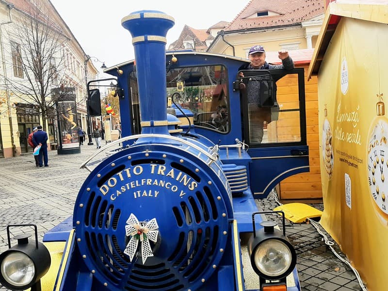 șoferul care face fericiți toți turiștii la sibiu. ghiță îi plimbă cu trenulețul lui moș crăciun prin centrul istoric. „cel mai greu este că nu sunt acasă”