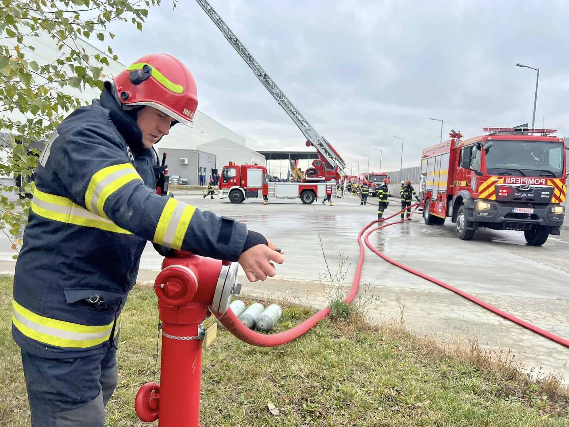 Pompierii desfășoară un exercițiu la o fabrică din Sibiu