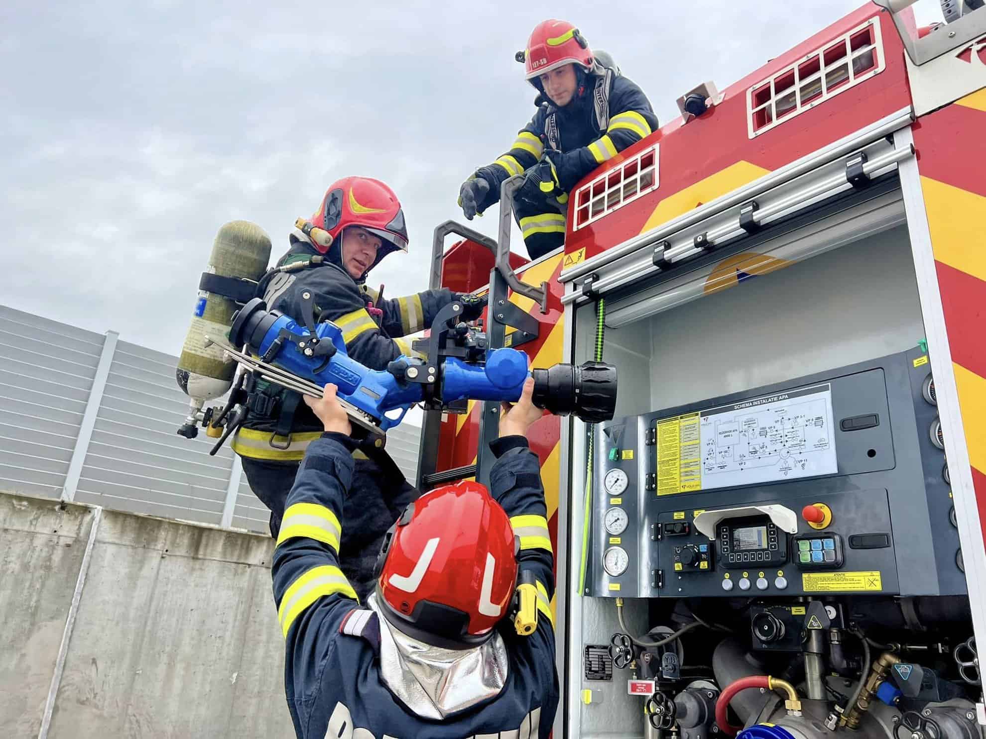 Pompierii desfășoară un exercițiu la o fabrică din Sibiu