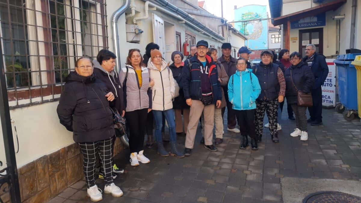 Locatarii lăsați fără curent într-un bloc din Lazaret au mers la Urbana. „Nu avem apă caldă. Își bat joc de noi” (foto, video)