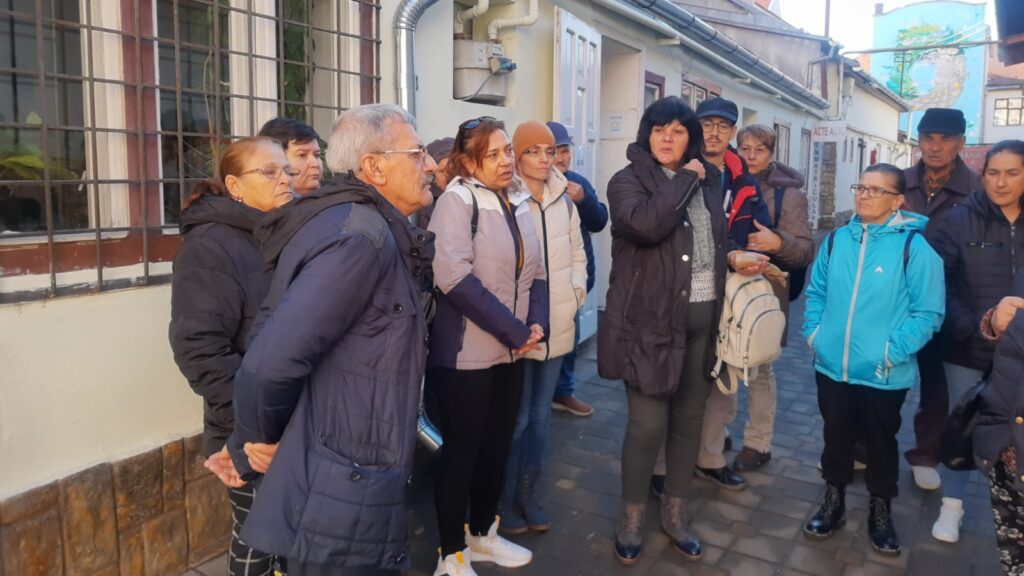 Locatarii lăsați fără curent într-un bloc din Lazaret au mers la Urbana. „Nu avem apă caldă. Își bat joc de noi” (foto, video)