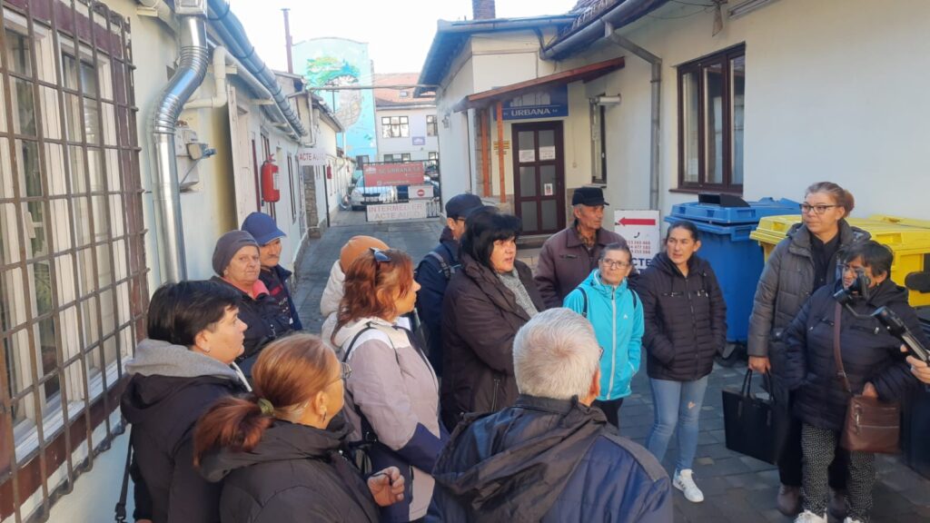 Locatarii lăsați fără curent într-un bloc din Lazaret au mers la Urbana. „Nu avem apă caldă. Își bat joc de noi” (foto, video)