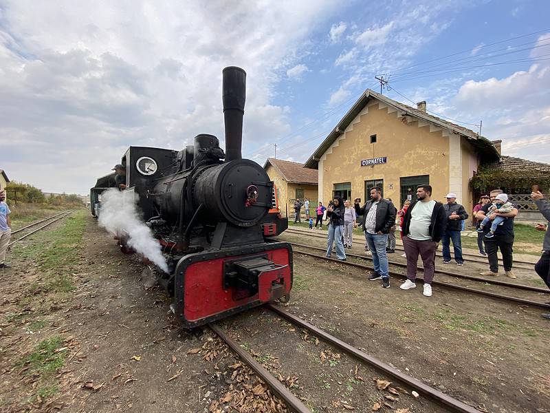 curse speciale cu mocănița pe valea hârtibaciului în minivacanța de 1 decembrie. locomotiva cu abur, „la defilare ”