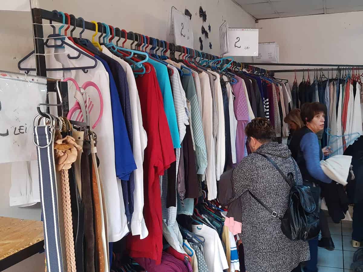 magazinele second-hand, revin la modă în sibiu. prețurile de la 2 lei, principalul motiv de atracție pentru clienți (foto)