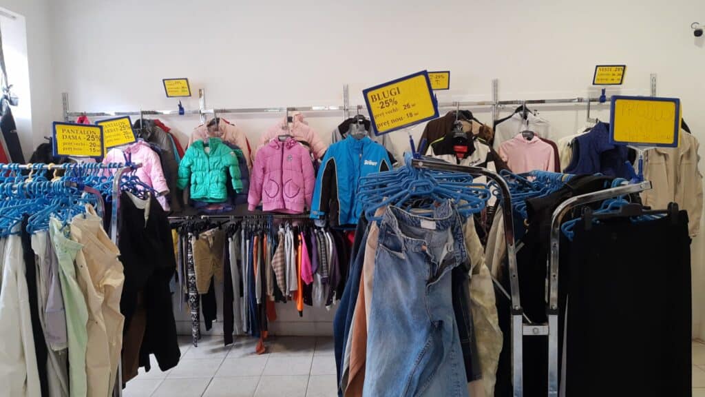 magazinele second-hand, revin la modă în sibiu. prețurile de la 2 lei, principalul motiv de atracție pentru clienți (foto)