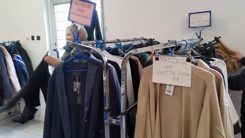 magazinele second-hand, revin la modă în sibiu. prețurile de la 2 lei, principalul motiv de atracție pentru clienți (foto)