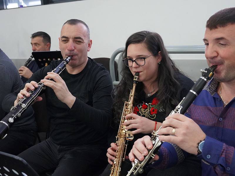 Povestea emoționantă a Mariei Pop, singura femeie instrumentist de la Junii Sibiului. Studentă la Medicină și vânzătoare la mall