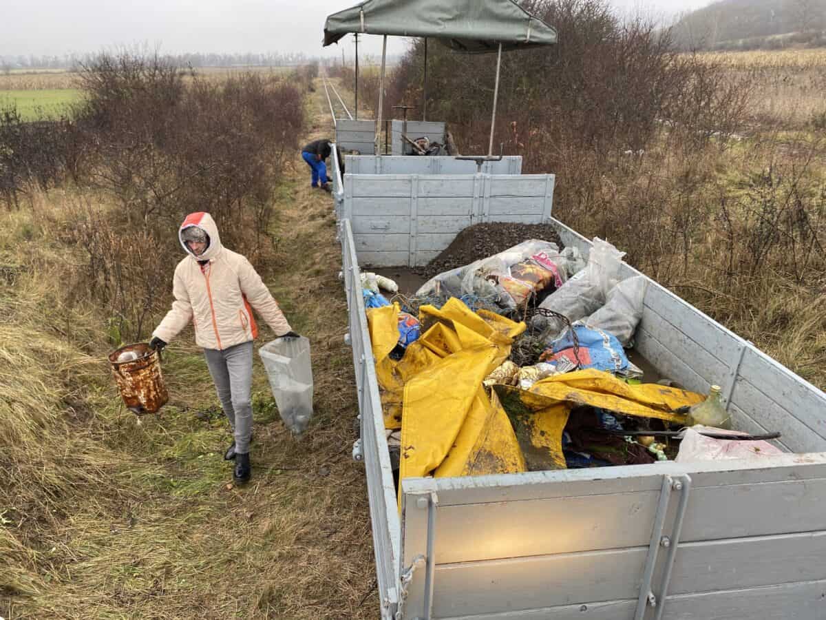 Pregătiri intense pentru călătoriile cu mocănița de 1 Decembrie, pe Valea Hârtibaciului. Se schimbă traverse și se adună gunoaie (foto)