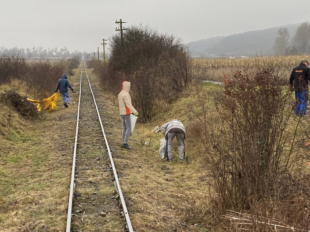 Pregătiri intense pentru călătoriile cu mocănița de 1 Decembrie, pe Valea Hârtibaciului. Se schimbă traverse și se adună gunoaie (foto)