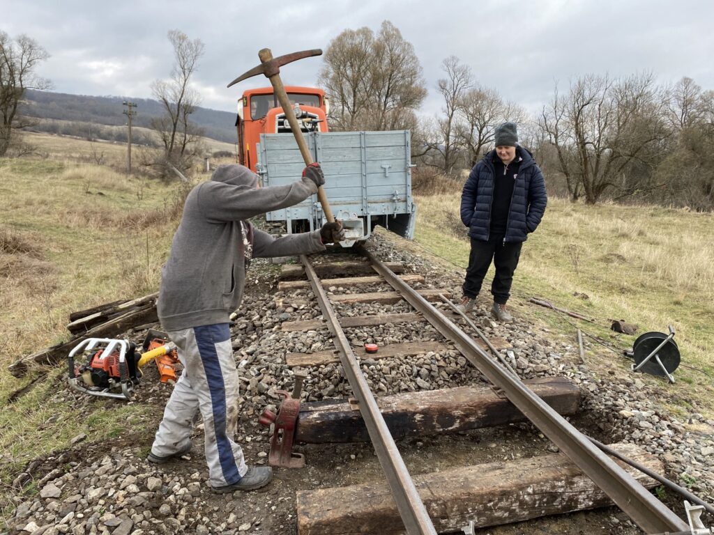 Pregătiri intense pentru călătoriile cu mocănița de 1 Decembrie, pe Valea Hârtibaciului. Se schimbă traverse și se adună gunoaie (foto)