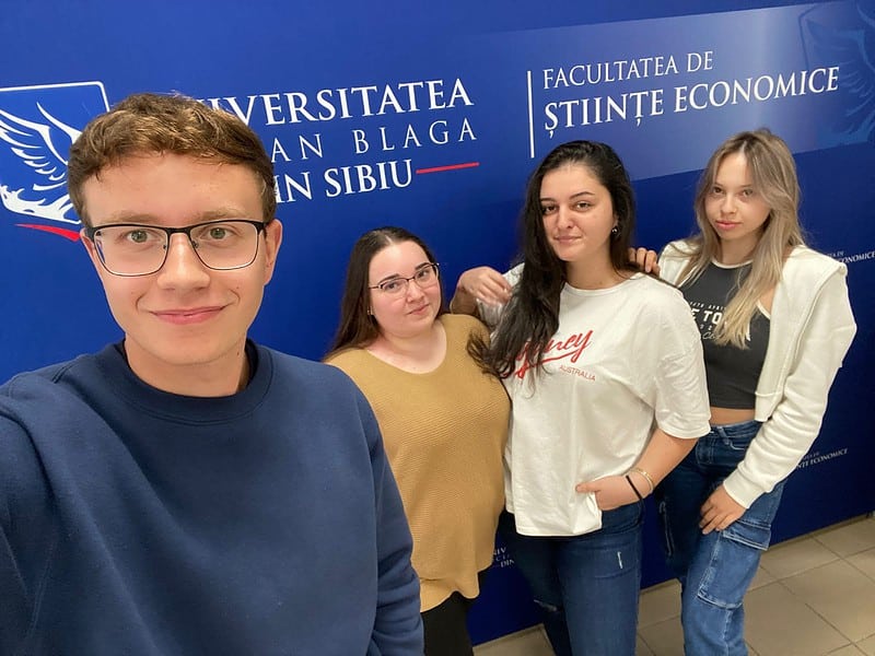 proiecte cu impact asupra comunității, puse pe picioare de studenții din sibiu. printre ele și strângerea de cărți pentru bibliotecile de la sate