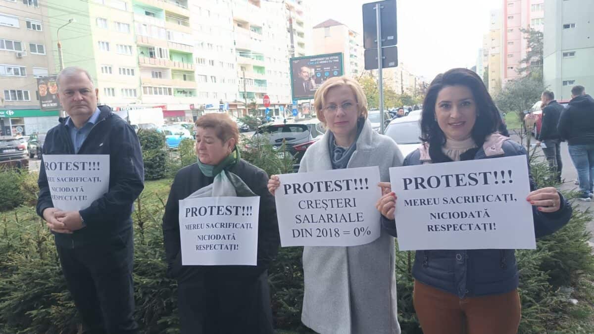 Protestul de la Casa Județeană de Asigurări de Sănătate Sibiu continuă. Angajații au ieșit în stradă