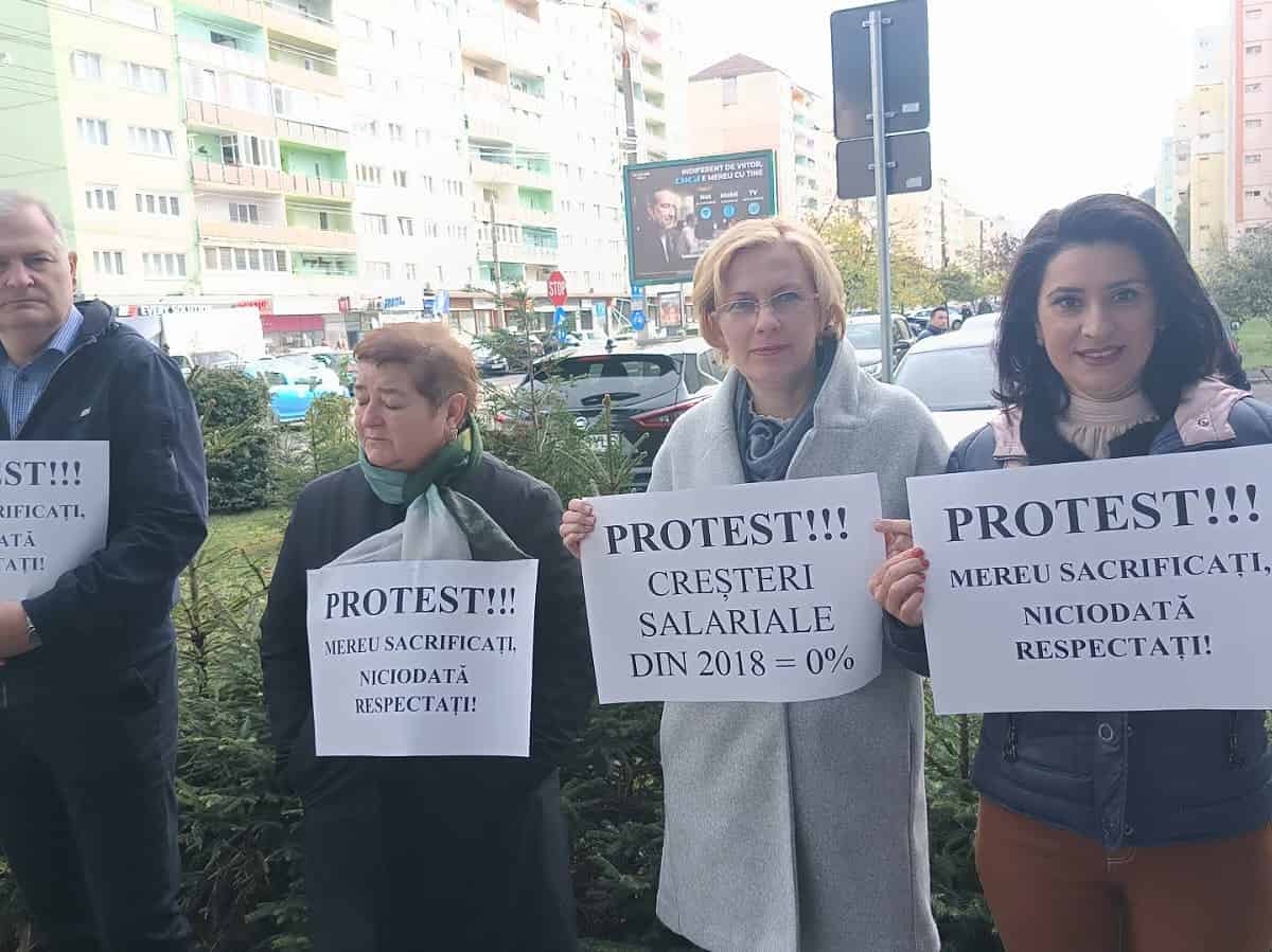 Protestul de la Casa Județeană de Asigurări de Sănătate Sibiu continuă. Angajații au ieșit în stradă