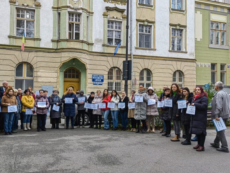 continuă protestele la dsp în sibiu. angajații cer mărirea salariilor (foto)