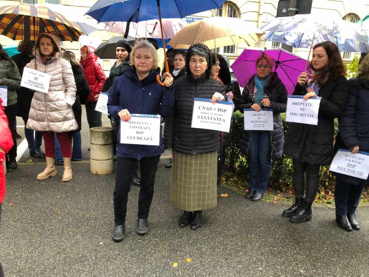 Protest în fața sediului DSP Sibiu. Angajații cer mărirea salariilor (foto)