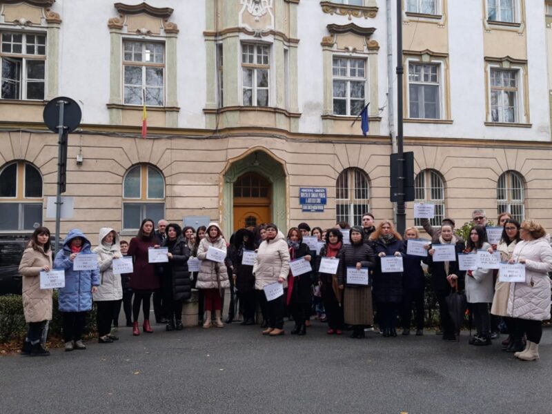 protest pe o perioadă nedeterminată la dsp sibiu. angajații au întrerupt lucrul: „vrem salarii corecte” (foto, video)