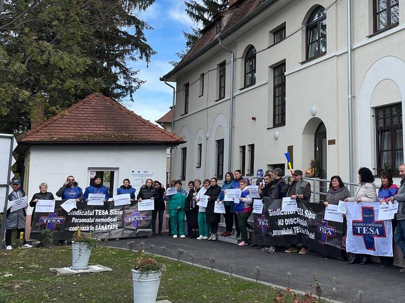 personalul nemedical din spitale protestează la sibiu. „vrem să înceteze discriminarea” (video, foto)