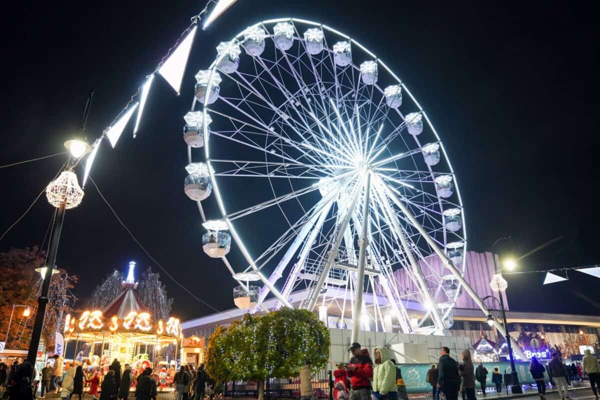 S-a deschis Târgul de Crăciun din Craiova. Oltenii se mândresc cu o roată panoramică adusă din Olanda (foto)