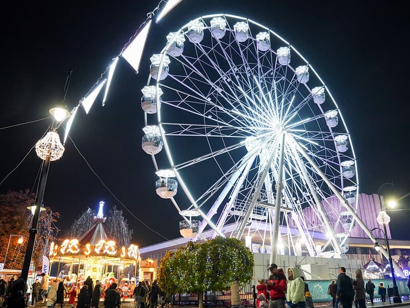 s-a deschis târgul de crăciun din craiova. oltenii se mândresc cu o roată panoramică adusă din olanda (foto)