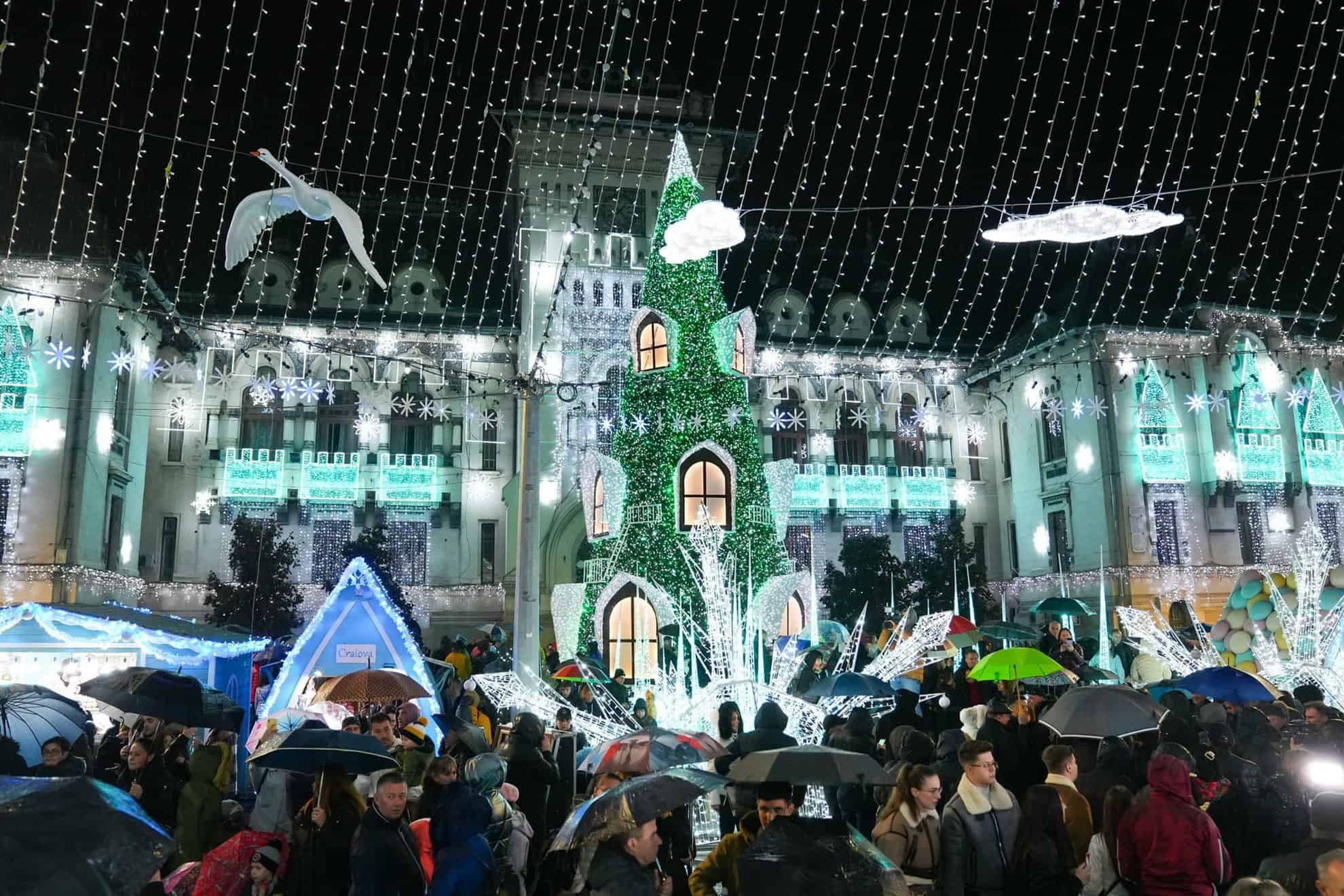 S-a deschis Târgul de Crăciun din Craiova. Oltenii se mândresc cu o roată panoramică adusă din Olanda (foto)