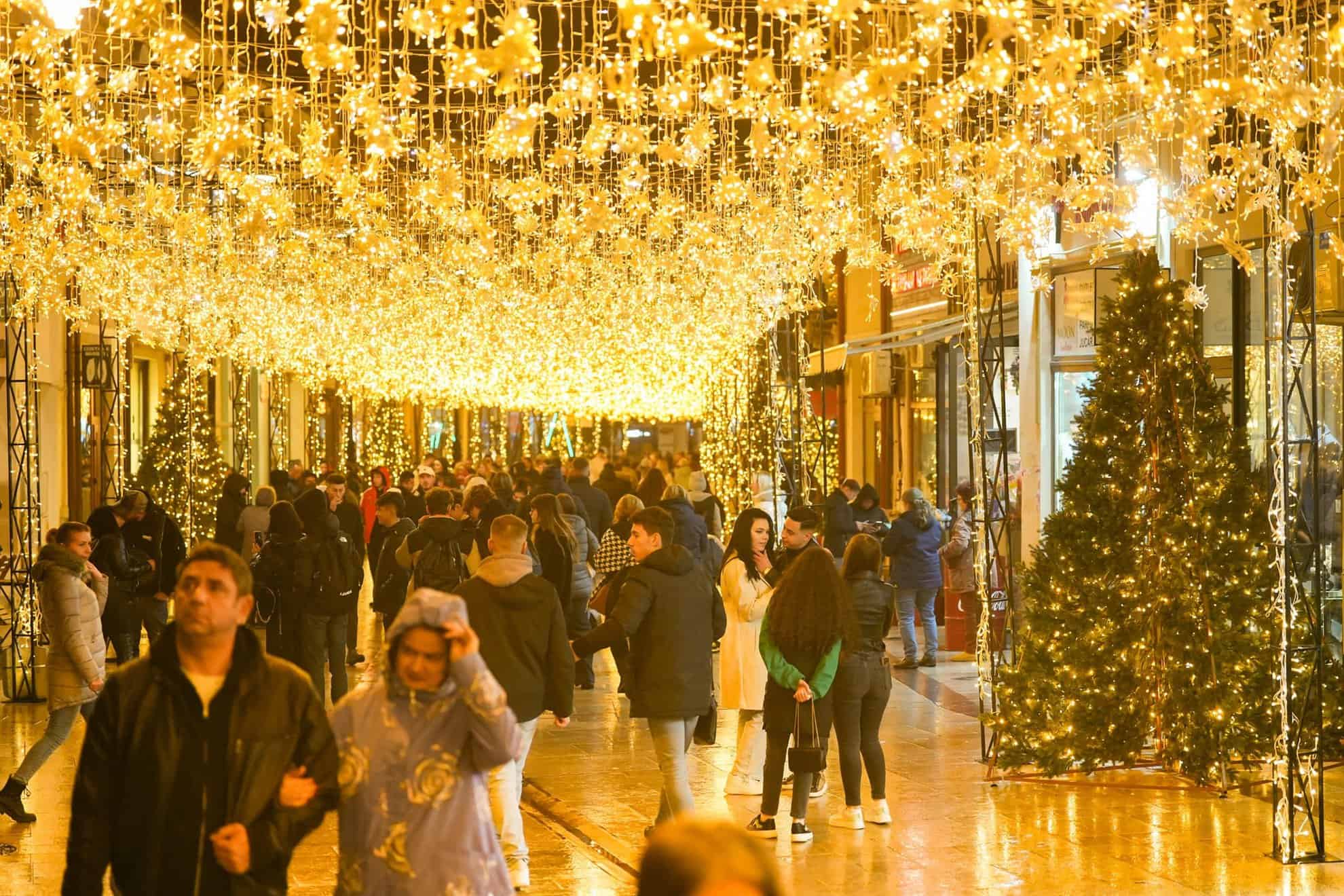 S-a deschis Târgul de Crăciun din Craiova. Oltenii se mândresc cu o roată panoramică adusă din Olanda (foto)