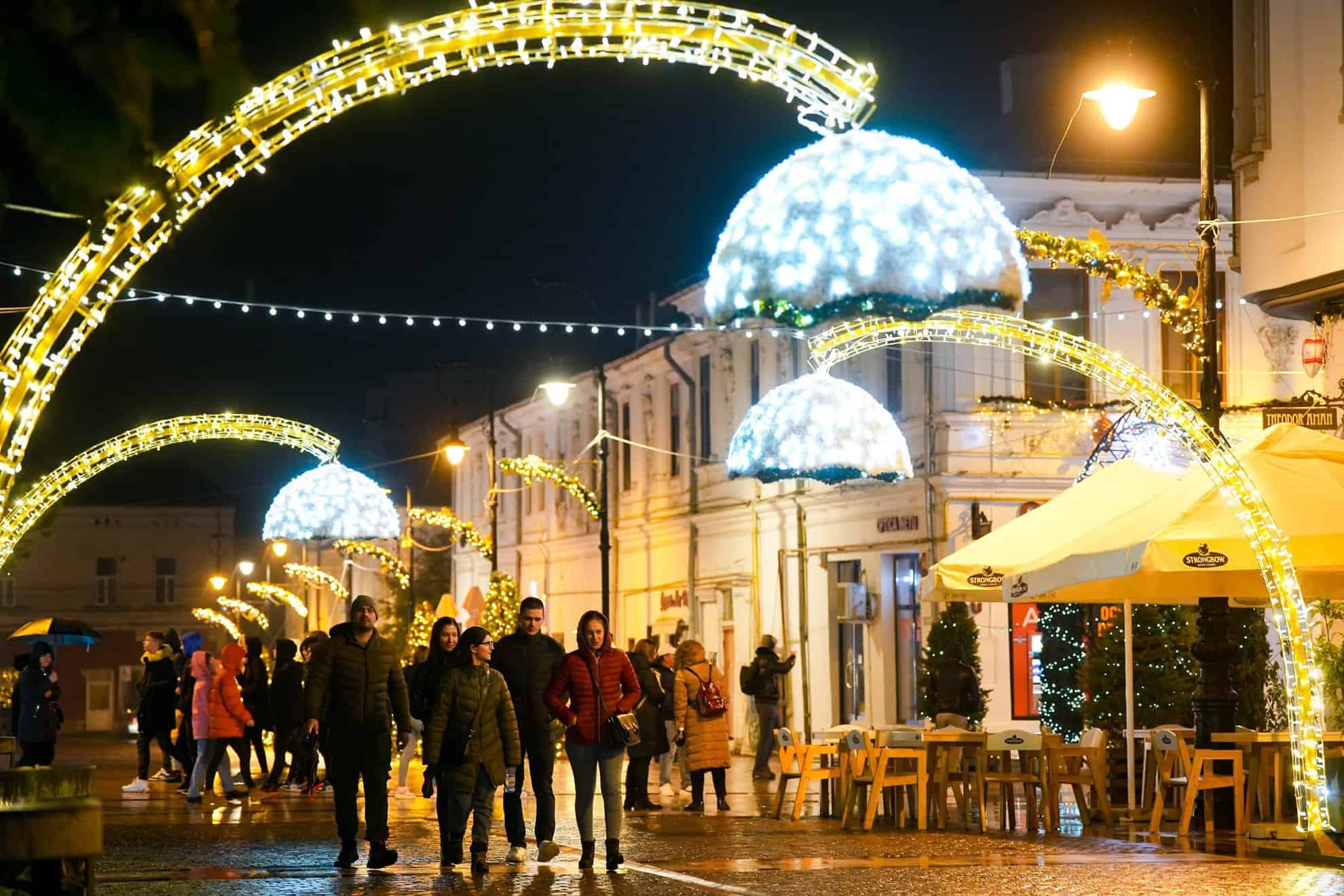 S-a deschis Târgul de Crăciun din Craiova. Oltenii se mândresc cu o roată panoramică adusă din Olanda (foto)