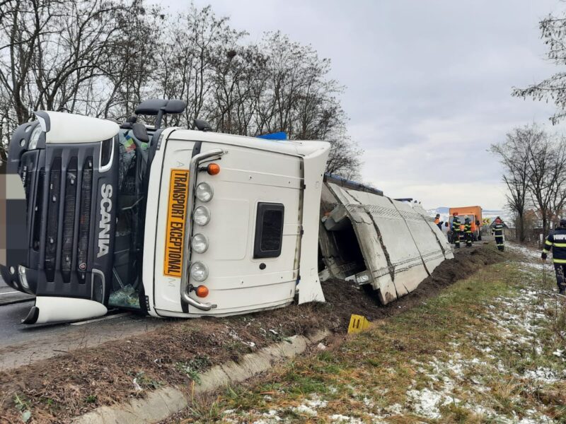 tir răsturnat pe dn1 la porumbacu de jos. șoferul a intrat cu viteză în curbă (foto)