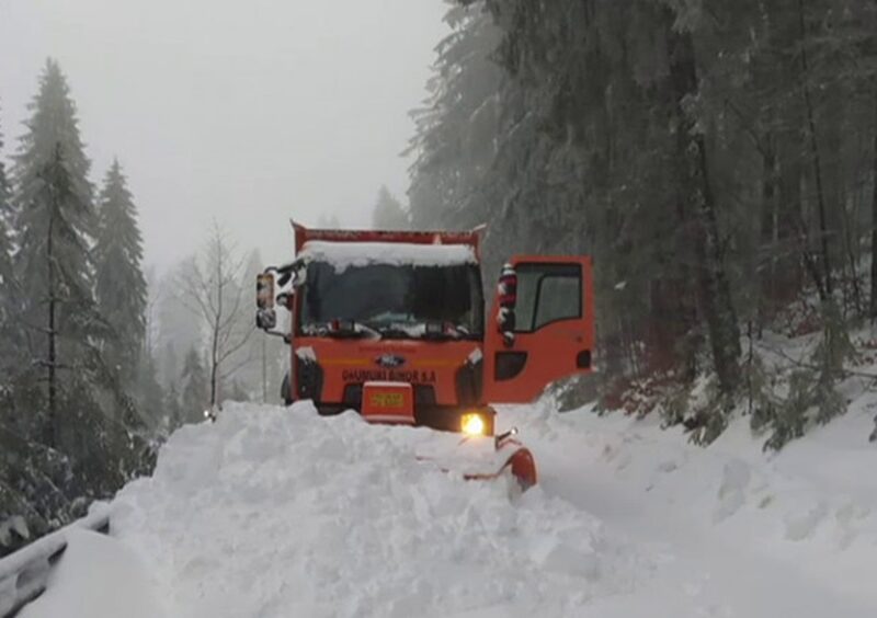 iarnă în mai multe zone montane. anvelopele de iarnă devin obligatorii pentru mașinile care le tranzitează