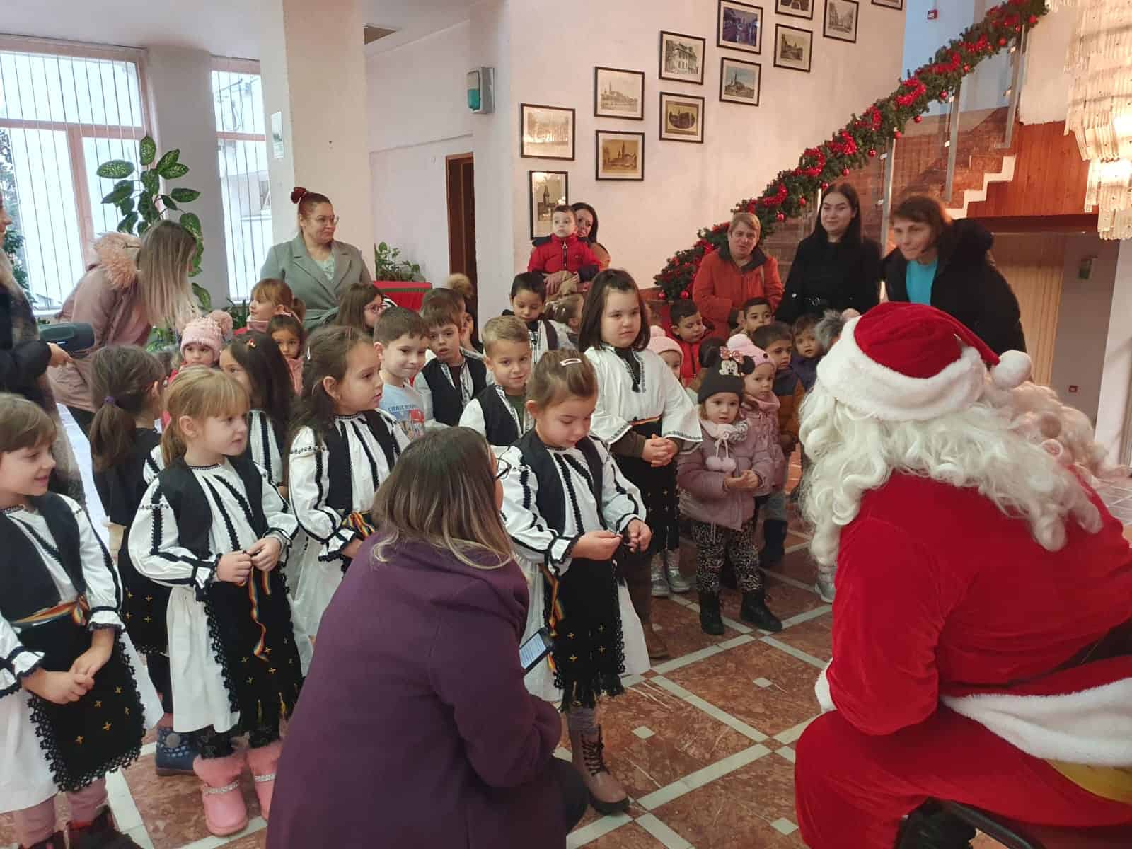 Colindători din grădinițele și școlile medieșene la Primăria Mediaș (foto)