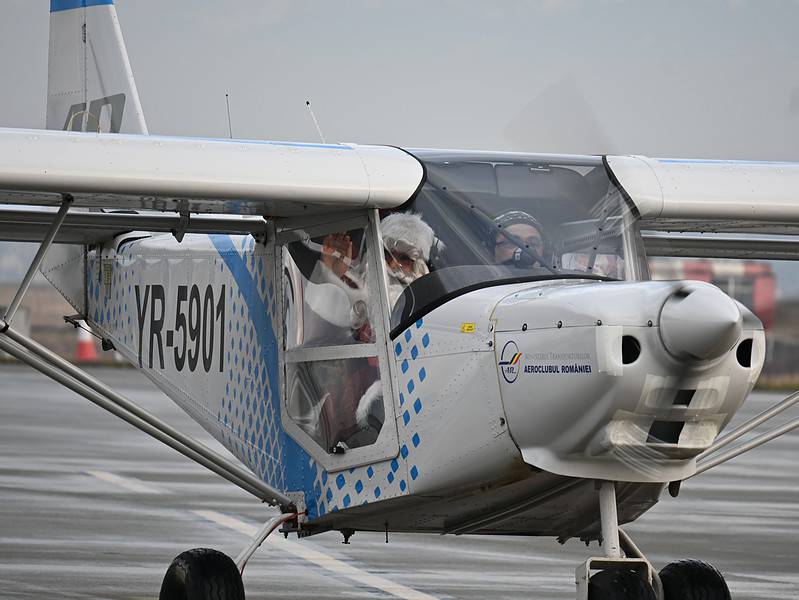 Moș Crăciun a aterizat la propriu pe Aeroportul din Sibiu și a adus cadouri pentru aproape 200 de copii (foto)