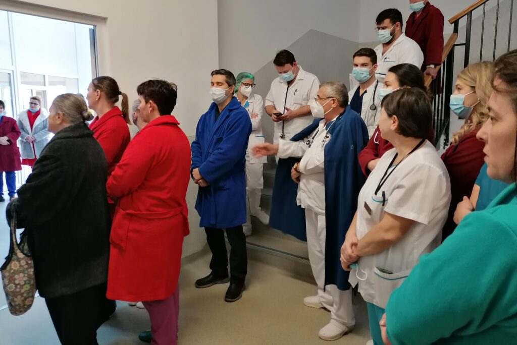 Cadouri și colinde de Crăciun, pentru pacienții și angajații Spitalului de Pneumoftiziologie Sibiu (foto)