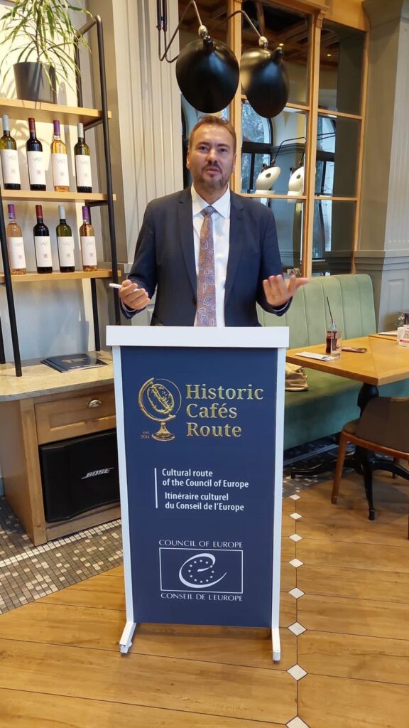 Cluj-Napoca: Arnold Klingeis înnobilează cu distincția Historic Cafés Route (HCR) oferită de Consiliul Europei, prima locație istorică din centrul țării – Chios Social Lounge