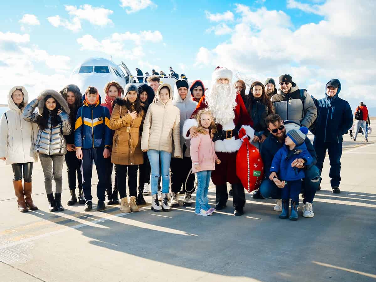 Moș Crăciun a venit din nou la Sibiu cu avionul. Elevii de la școala din Bârghiș, l-au întâmpinat pe aeroport (foto)