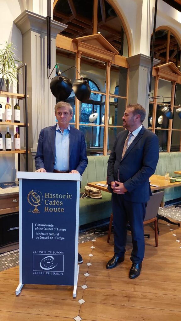 Cluj-Napoca: Arnold Klingeis înnobilează cu distincția Historic Cafés Route (HCR) oferită de Consiliul Europei, prima locație istorică din centrul țării – Chios Social Lounge