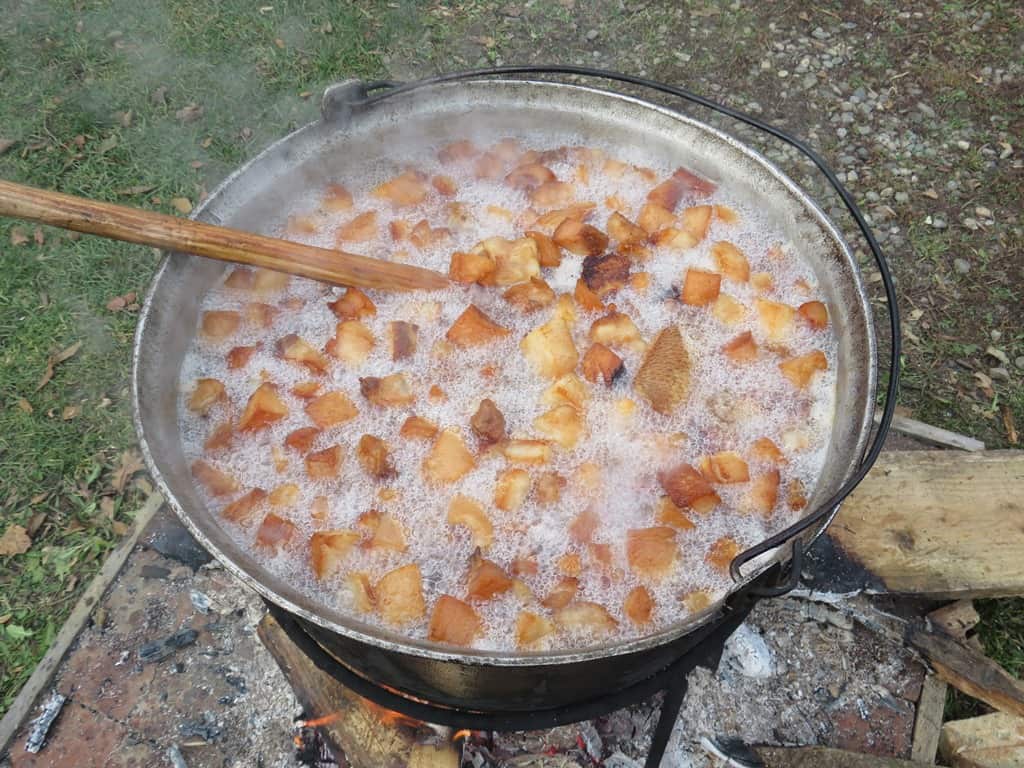 Două zile de Ignat la Muzeul Astra. Se prepară caltaboș, jumări, cârnați și tradiționala ”pomana porcului”