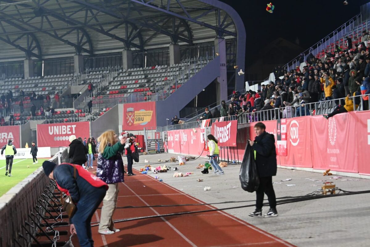 ”Ploaie” cu jucării de pluș în pauza meciului FC Hermannstadt - Sepsi (video)