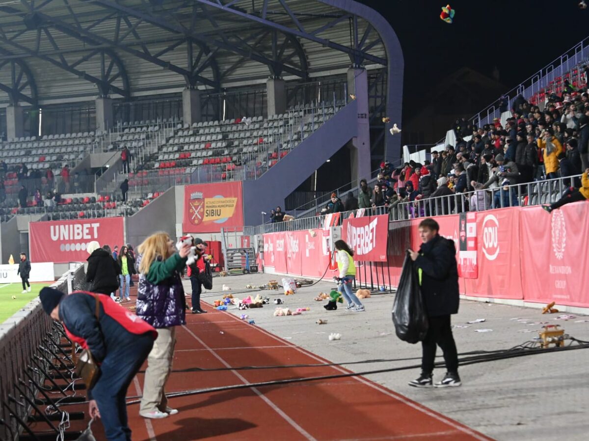 ”ploaie” cu jucării de pluș în pauza meciului fc hermannstadt - sepsi (video)