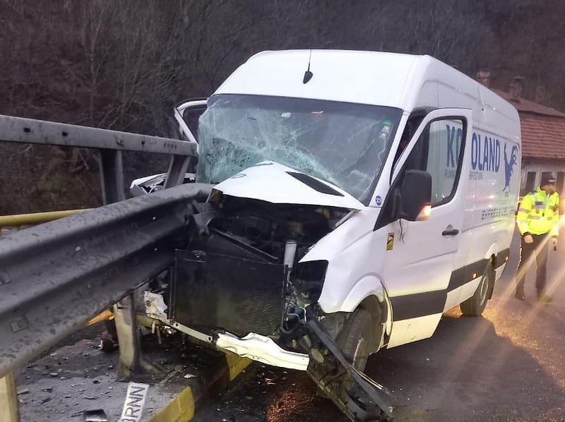 accident la intrare pe valea oltului. un șofer beat a intrat într-un cap de pod