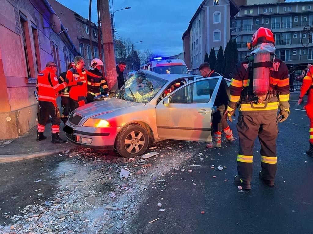 accident grav pe nicolae teclu. trei persoane rănite, după ce un șofer a intrat cu mașina într-un stâlp