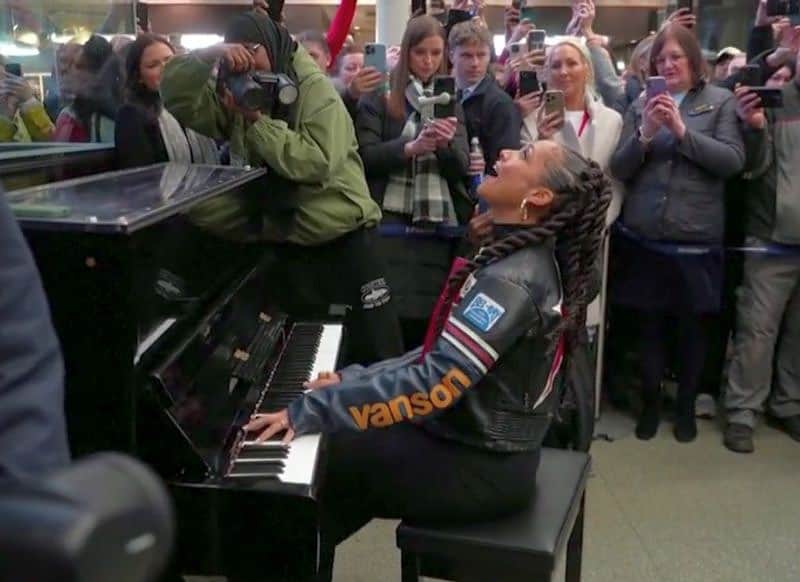 celebra alicia keys a cântat la pian într-o gară din londra. trecătorii au aplaudat-o frenetic (video)