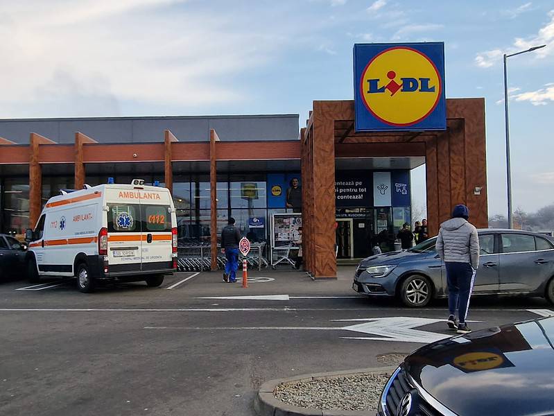 Panică la Lidl pe a Rusciorului. Ambulanța solicitată de urgență