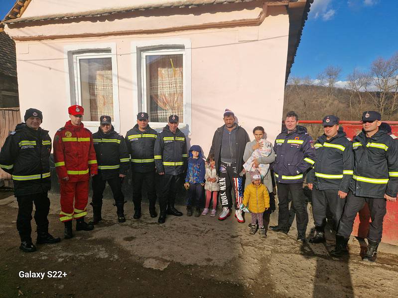 zeci de copii din coveș au primit cadouri de la pompieri. patru dintre micuți au fost salvați dintr-un incendiu (foto)