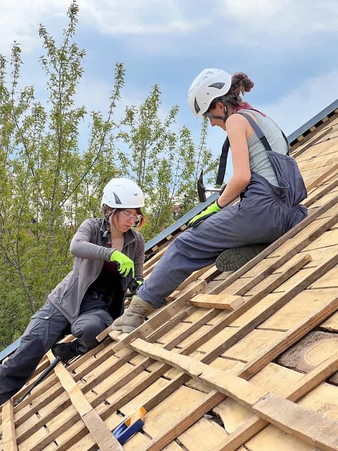 Depoul mocăniței din Sibiu are acoperiș nou. Lucrările s-au făcut cu ajutorul voluntarilor (foto)