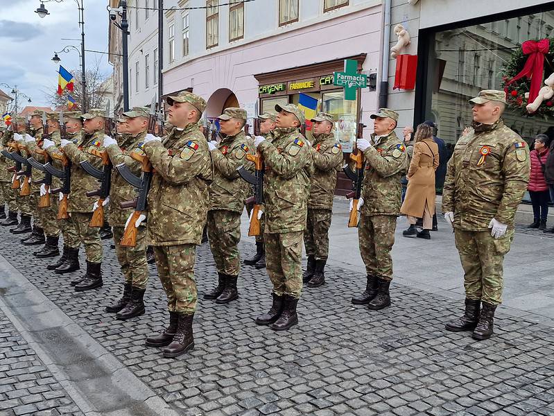 zeci de sibieni strânşi să vadă militarii pe nicolae bălcescu