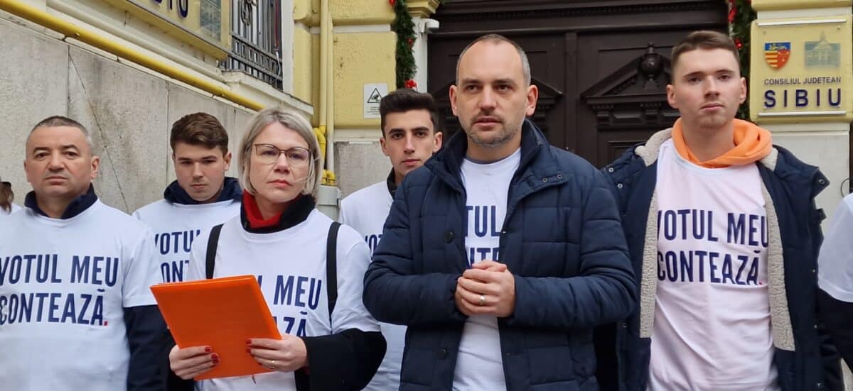 usr-iștii sibieni, protest în faţa consiliului judeţean. sunt supărați pe președinta daniela cîmpean. ”să își ceară scuze public” (video)